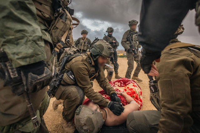  IDF units 669 and 5515 operating on wounded soldiers in the field. (credit: IDF SPOKESPERSON'S UNIT)