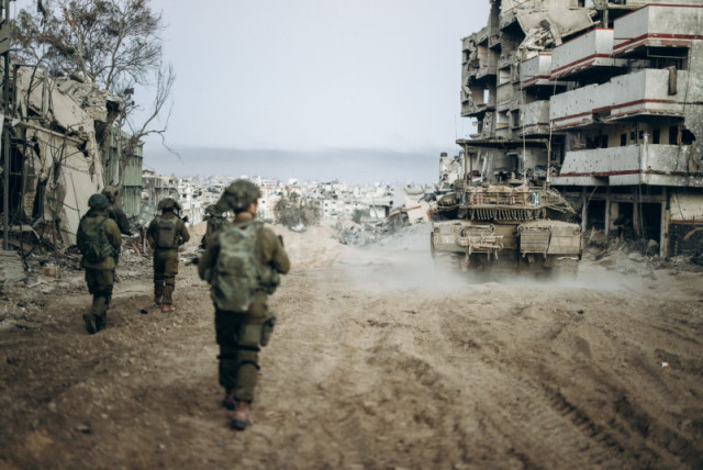  Las fuerzas israelíes operan en la Franja de Gaza, 1 de enero de 2024 (credit: IDF SPOKESPERSON'S UNIT)
