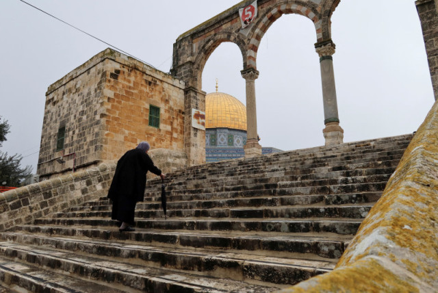  Un fiel musulmán camina antes de la oración del viernes en el recinto de al-Aqsa, también conocido por los judíos como el Monte del Templo, en la Ciudad Vieja de Jerusalém el 2 de febrero de 2024. (credit: Sinan Abu Mayzer/Reuters)
