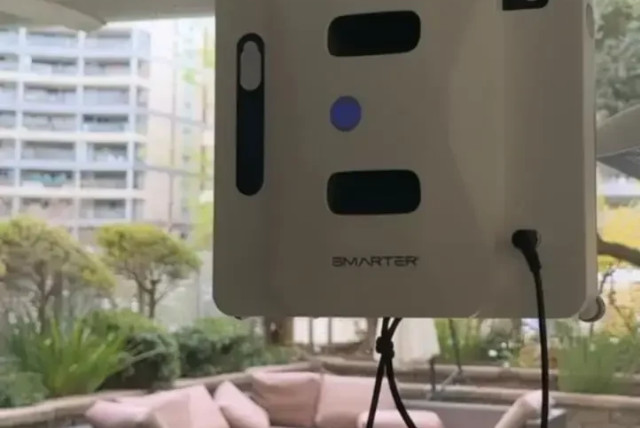   One-sided in cleaning - two-way in spraying, the W-S3S robotic window cleaner of smarter /  (credit: Lee Sivilia, walla!)