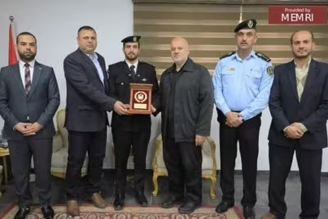 Officer Nasrallah receives a certificate of appreciation from the Undersecretary of Hamas' Interior Ministry General Nasser Maslah (ruc.edu.ps, March 13, 2023) (credit: MEMRI)