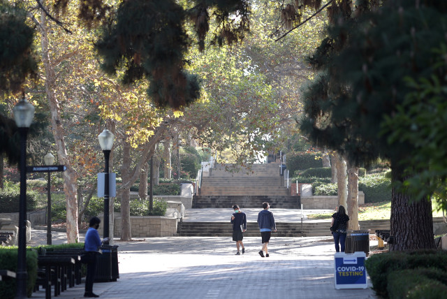  People walk on the University of California Los Angeles (UCLA) campus before the start of semester (credit:  REUTERS/Lucy Nicholson)