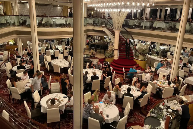   You can make a reservation several weeks before the sailing. Cruise restaurant ''Rhapsody of the Seas'' /  (credit: Yoav Itiel)