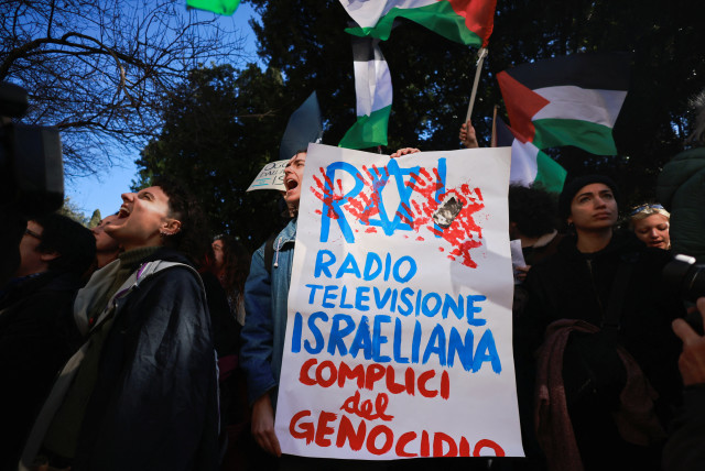 Los manifestantes pro-palestinos protestan frente a la sede del radiodifusor estatal italiano RAI en contra de la cobertura del conflicto entre Israel y el grupo islámico palestino Hamas en Gaza, en Roma, Italia, el 14 de febrero de 2024. Una pancarta que juega con las siglas de RAI dice \'\'Israeli Radio Televisión\'\' (Crédito: REUTERS/YARA NARDI).