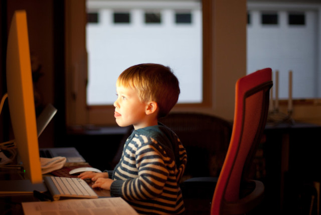  Un niño sentado frente a la computadora (credit: FLICKR)