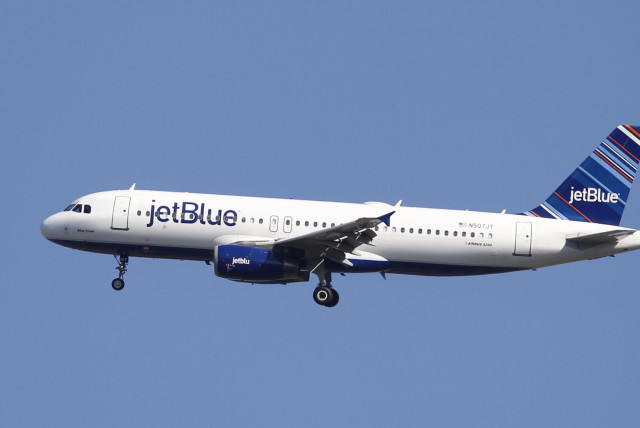  A Jet Blue plane comes in for a landing at LaGuardia airport in New York, August 29, 2012. (credit: REUTERS/LUCAS JACKSON)