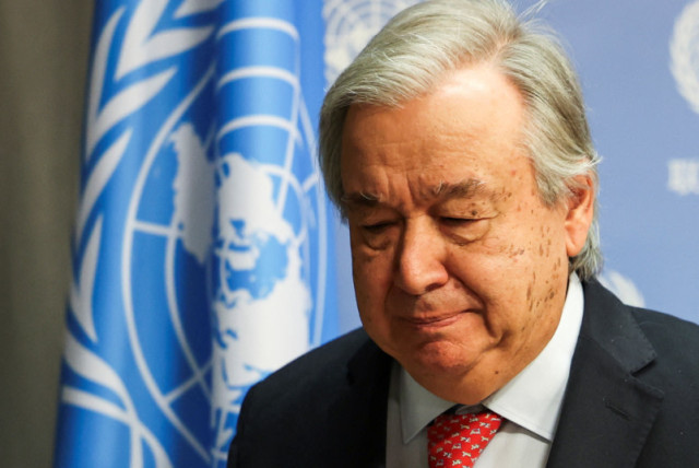  El Secretario General de las Naciones Unidas, Antonio Guterres, sale de la sala de prensa después de hablar en las Naciones Unidas antes de una reunión sobre el conflicto en curso en Gaza, en la sede de las Naciones Unidas en Nueva York, EE.UU., 6 de noviembre de 2023. (credit: CAITLIN OCHS/REUTERS)