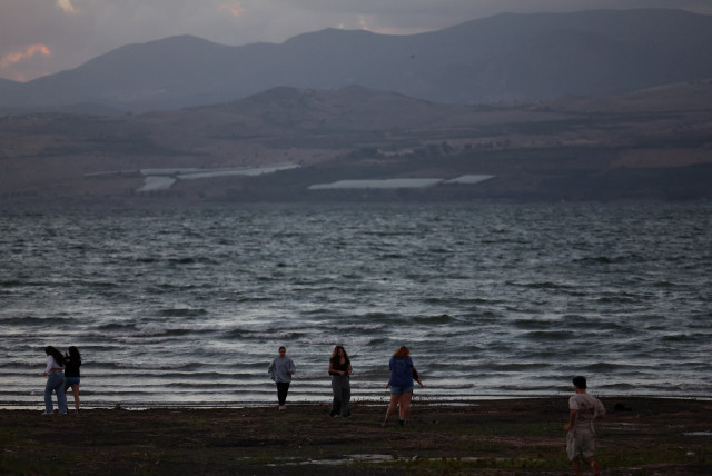  Displaced teenagers who were evacuated from moshav Dishon near Israel's border with Lebanon, play by the Sea of Galilee in northern Israel, November 20, 2023. (credit: ATHIT PERAWONGMETHA / REUTERS)