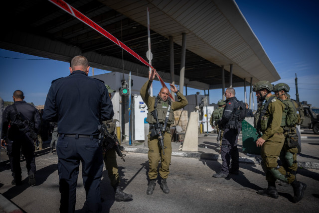  Security forces at the scene in response to Wednesday's stabbing outside Jerusalem, March 13, 2024 (credit: Chaim Goldberg/Flash90)