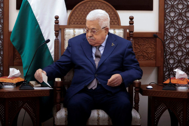  El presidente palestino, Mahmoud Abbas, asiste a una reunión con el primer ministro belga, Alexander De Croo, y el presidente del Gobierno español, Pedro Sánchez (no en la foto), en Ramala, 23 de noviembre de 2023. (credit: ALAA BADARNEH/POOL VIA REUTERS)