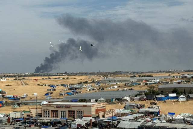  Smoke rises during an Israeli ground operation in Khan Younis, amid the ongoing conflict between Israel and the Palestinian Islamist group Hamas, as seen from a tent camp sheltering displaced Palestinians in Rafah, in the southern Gaza Strip March 14, 2024. (credit:  REUTERS/Bassam Masoud TPX IMAGES OF THE DAY)
