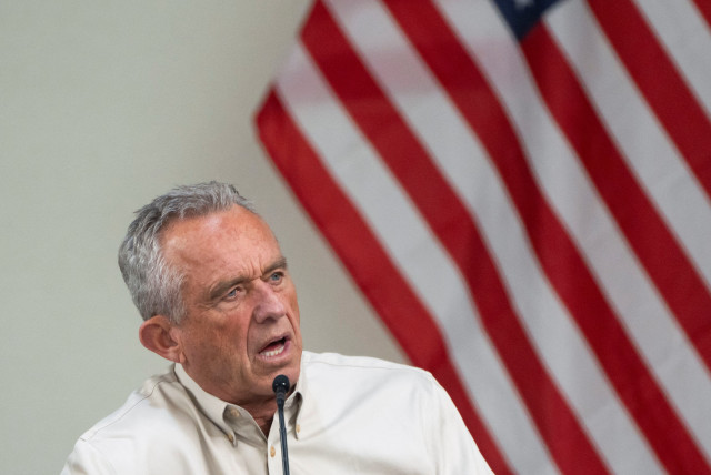  Independent presidential candidate Robert F. Kennedy Jr. holds a roundtable discussion on local impacts of the influx of migrants across the U.S.-Mexico border, with Cochise County law enforcement, elected officials and community members, at Cochise College in Sierra Vista, Arizona, U.S. February 6 (credit: REUTERS/REBECCA NOBLE)