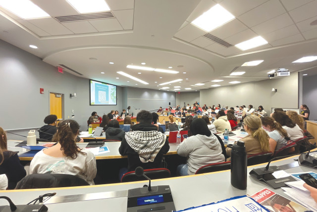  Los estudiantes de OHIO STATE debaten sobre un referéndum de Boicot, Desinversión y Sanciones (BDS), durante una reunión pública del gobierno estudiantil de pregrado. (crédito: JEREMY DAVIS)