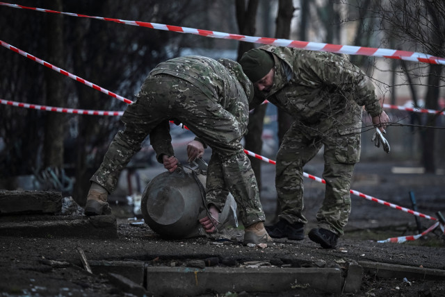  Members of a bomb squad work next to a part of a missile after a Russian missile attack, amid Russia's attack on Ukraine, in Kyiv, Ukraine March 21, 2024. (credit: REUTERS/Viacheslav Ratynskyi)