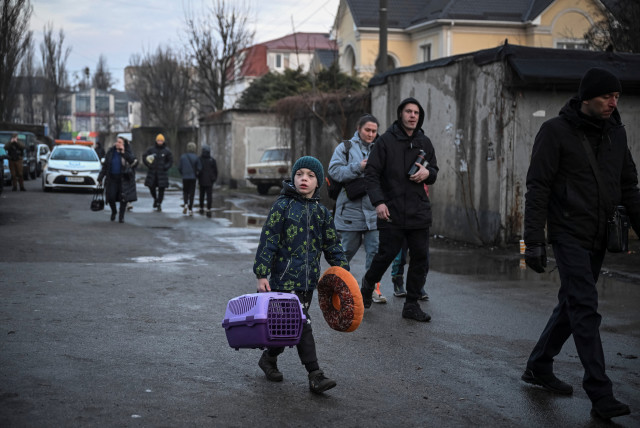  Local residents leave at a site of a residential building damaged during a Russian missile attack, amid Russia's attack on Ukraine, in Kyiv, Ukraine March 21, 2024. (credit: REUTERS/Viacheslav Ratynskyi)