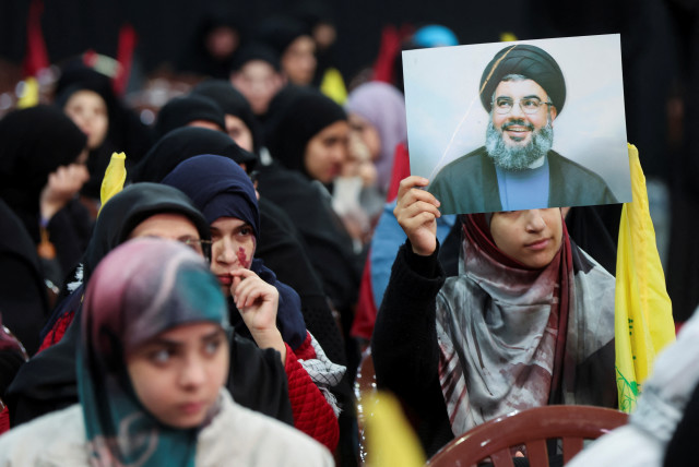  Un simpatizante del líder libanés de Hezbolá, Sayyed Hassan Nasrallah, sostiene su foto durante un mitin en conmemoración de los últimos líderes del grupo en los suburbios del sur de Beirut, Líbano 16 de febrero de 2024. (crédito: MOHAMED AZAKIR/REUTERS)