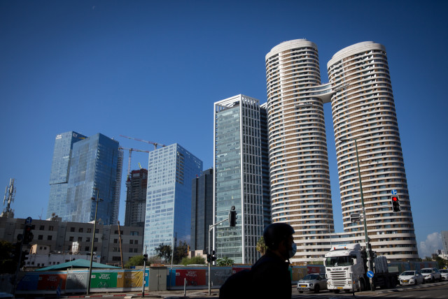  View of  hi-rise buildings near Ayalon highway and Moshe Begin, in Tel Aviv, December 09, 2020.  (credit: MIRIAM ALSTER/FLASH90)