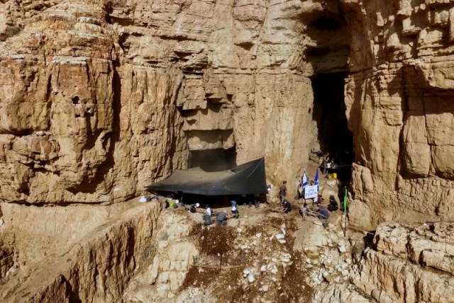  Excavaciones de la Autoridad de Antigüedades de Israel en el desierto de Judea. Se invita al público (credit: Emil Aladjem, Israel Antiquities Authority)