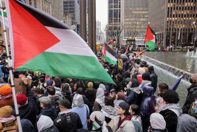  Manifestantes, pidiendo el alto el fuego en Gaza, asisten a una manifestación cerca del Radio City Music Hall en Manhattan, en Nueva York, EE.UU., 28 de marzo de 2024. (crédito: ANDREW KELLY / REUTERS)