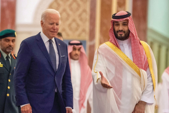  El príncipe heredero saudí Mohammed bin Salman saluda al presidente estadounidense Joe Biden en Yeda, el año pasado. Estratégicamente, la apertura del príncipe heredero sobre la cuestión nuclear es la forma más razonable de manejar la situación, afirma el escritor. (credit: Saudi Royal Court/Reuters)