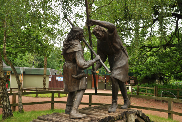  Statue of Robin Hood and Little John in Sherwood Forest. (credit: Wikimedia Commons)