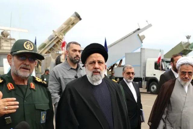 El presidente iraní Ebrahim Raisi recorre la base de la Guardia Revolucionaria (crédito: REUTERS)