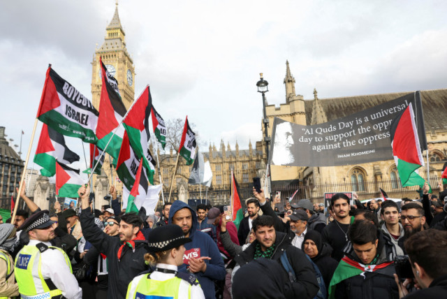  Asistentes a la manifestación anual del Día de Al-Quds (Día de Jerusalén) en apoyo al pueblo palestino, en Londres, Gran Bretaña, el 5 de abril de 2024. (credit: REUTERS/Belinda Jiao)