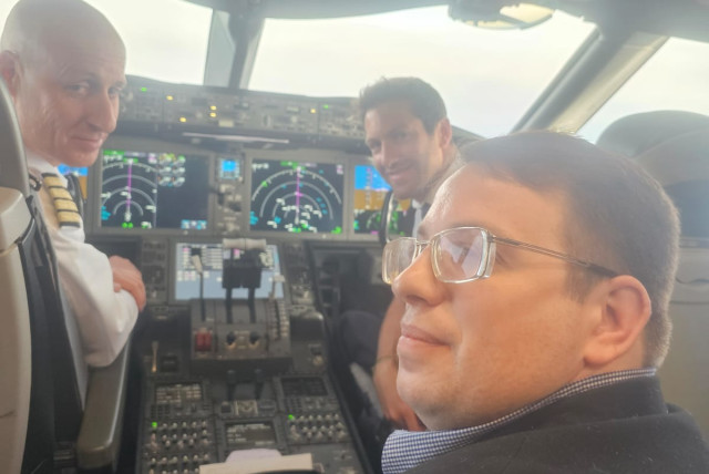  Josh Aronson visiting El Al pilots in the cockpit, April 9, 2024. (credit: EL AL)