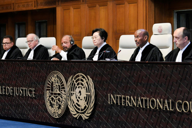  Jueces son vistos en la Corte Internacional de Justicia antes de la emisión de un veredicto en el caso del ciudadano indio Kulbhushan Jadhav que fue condenado a muerte por Pakistán en 2017, en La Haya, Países Bajos 17 de julio de 2019. (credit: REUTERS/PIROSCHKA VAN DE WOUW)