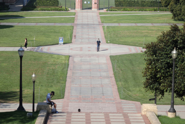  La gente camina en el campus de la Universidad de California en Los Ángeles (UCLA) antes del inicio del semestre, durante el brote de la enfermedad por coronavirus (COVID-19), en Los Ángeles, California, EE.UU., 28 de septiembre de 2020. (credit: Lucy Nicholson/Reuters)