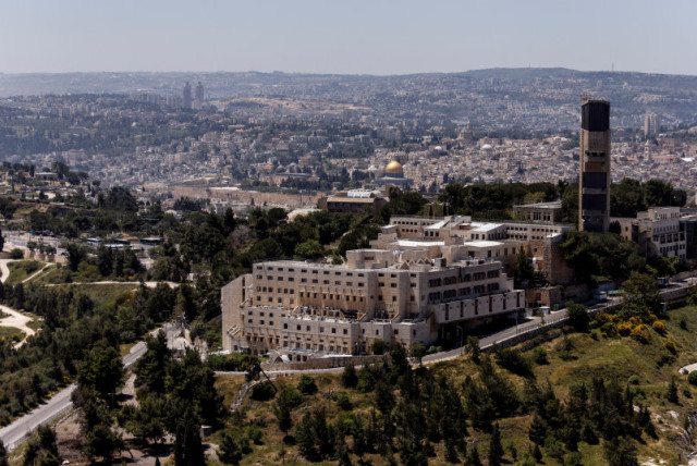  Una vista aérea muestra la Cúpula de la Roca en frente y la Universidad Hebrea de Jerusalén, en Jerusalén, 26 de abril de 2023. (credit: AMIR COHEN/REUTERS)