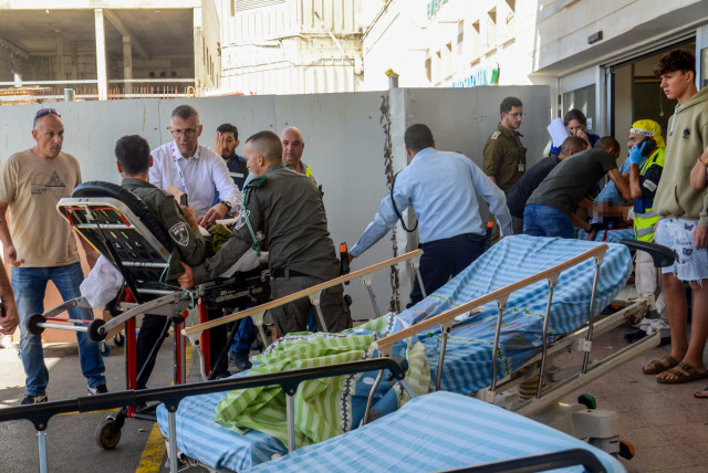  Wounded Israelis arrive to Soroka University Medical Center in Beer Sheva, southern Israel, October 7, 2023. (credit: DUDU GREENSPAN/FLASH90)