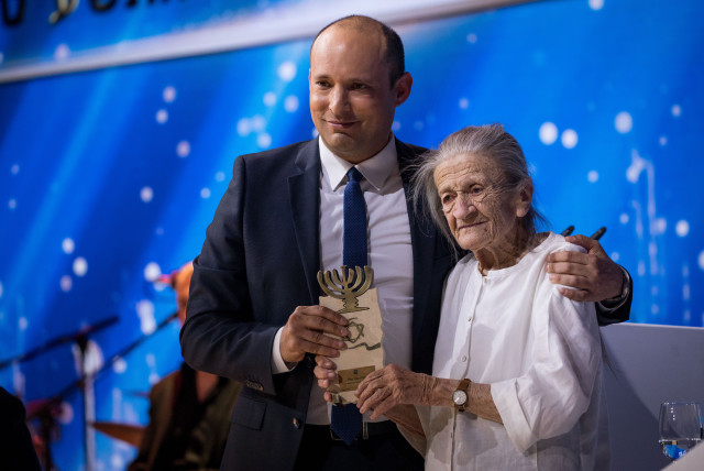  El ministro de Educación, Naftali Bennett, con la ganadora del Premio Israel, Naomi Polani, en la ceremonia del Premio Israel en Jerusalén, en el 71º Día de la Independencia de Israel, el 9 de mayo de 2019.  (crédito: YONATAN SINDEL/FLASH90)