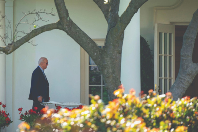  El PRESIDENTE de EE.UU., Joe Biden, camina hacia la Oficina Oval después de regresar a la Casa Blanca, desde su casa en Delaware, el sábado para consultar con su equipo de seguridad nacional mientras Irán anunciaba que había lanzado un ataque contra Israel. (credit: Bonnie Cash/Reuters)