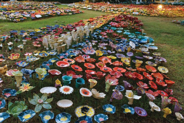  Las 11.005 flores de cerámica que ahora adornan el césped del Museo Eretz Israel (credit: LEONID PADRUL)