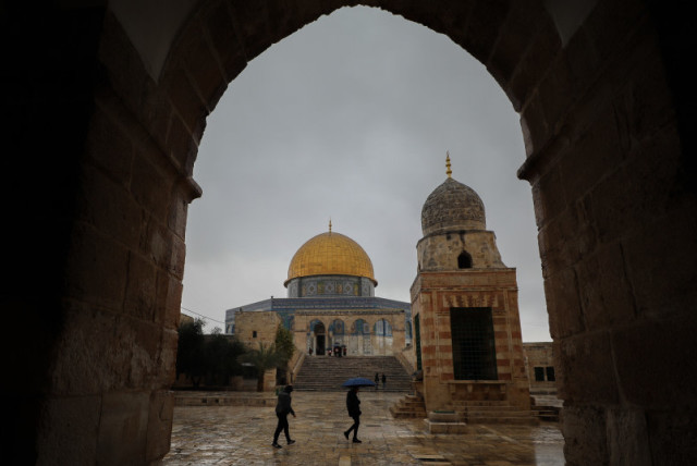  Palestinos en el recinto de la mezquita de Al Aqsa, en la Ciudad Vieja de Jerusalén, durante un tormentoso día de invierno, el 7 de febrero de 2023. (credit: JAMAL AWAD/FLASH90)