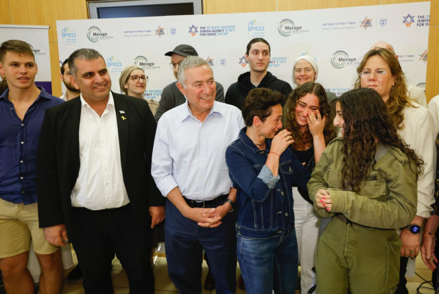   Lone soldiers and their families reunite alongside Minister of Aliyah and Integration Ofir Sofer, Chairman of The Jewish Agency Maj. Gen. (res.) Doron Almog and Jewish Agency CEO Amira Ahronoviz (credit: OLIVIER FITOUSSI)