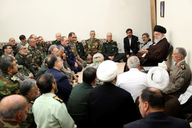  El líder supremo de Irán, el ayatolá Ali Jamenei, habla durante una reunión con los comandantes de las fuerzas armadas iraníes en Teherán, Irán, 21 de abril de 2024. (credit: Office of the Iranian Supreme Leader/WANA (West Asia News Agency)/Handout via REUTERS)
