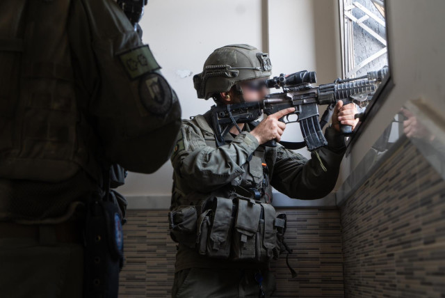  Soldados de las FDI operando en el centro de Gaza, 25 de abril de 2024. (crédito: IDF SPOKESPERSON'S UNIT)