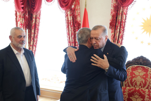  El presidente de Turquía, Tayyip Erdogan, recibe al alto cargo de Hamás, Jaled Meshaal, mientras Ismail Haniyeh, líder del grupo islamista palestino Hamás, observa durante una reunión en Estambul, Turquía, 20 de abril de 2024. (credit: TURKISH PRESIDENTIAL PRESS OFFICE/VIA REUTERS)