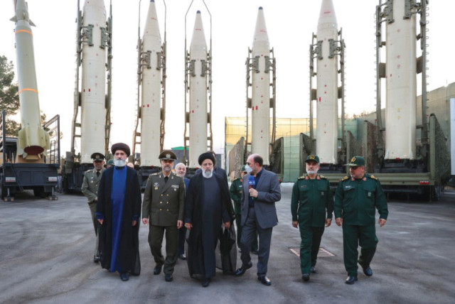  El presidente iraní Raisi inspecciona misiles balísticos (credit: REUTERS)