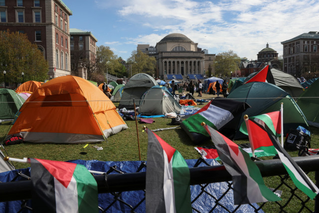  ESTUDIANTES MANTIENEN un campamento de protesta en apoyo a los palestinos en el campus de la Universidad de Columbia, en Nueva York, esta semana.  (Crédito: CAITLIN OCHS/REUTERS)