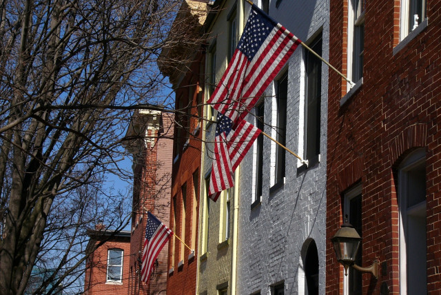  Rowhouses in Baltimore's Federal Hill neighborhood, 2007. (credit: KTYLERCONK VIA FLICKR, CC BY 2.0 https://creativecommons.org/licenses/by/2.0)