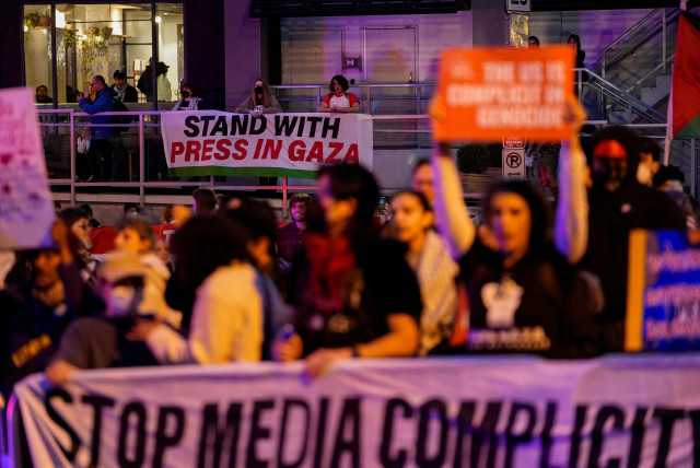  People demonstrate in support of Palestinians in Gaza, during a protest near the annual White House Correspondents’ Association (WHCA) Dinner in Washington, U.S., April 27, 2024.  (credit: REUTERS/Nathan Howard)