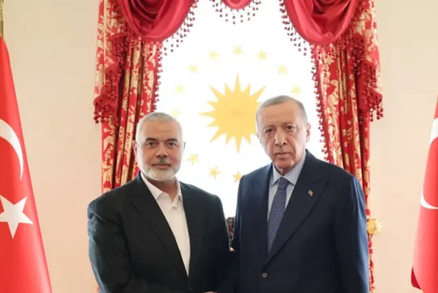  Haniyeh y Erdogan (crédito: redes árabes)
