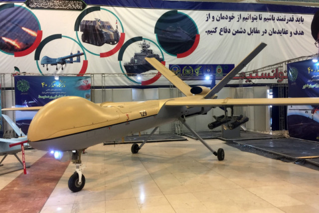  UAV Shahed 129 en la exposición de defensa Eqtedar 40 en Teherán (crédito: FARS MEDIA CORPORATION/CC BY 4.0 (credit: ALMA/CC BY 4.0 (HTTPS://CREATIVECOMMONS.ORG/LICENSES/BY/4.0)/VIA WIKIMEDIA COMMONS)