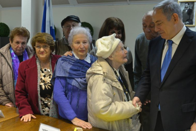  Netanyahu se reúne con supervivientes del holocausto, miembros del ''Yad Ezer Lachaver'' (credit: KOBI GIDEON/GPO)
