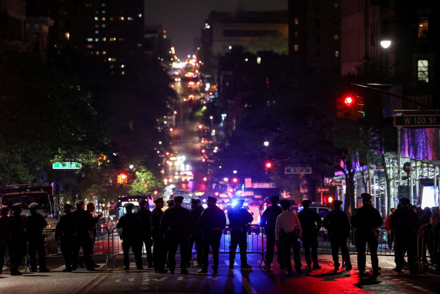  Agentes de la policía de Nueva York mantienen un perímetro de calles cerradas en torno a la acampada antiisraelí de la Universidad de Columbia (crédito: REUTERS/CAITLIN OCHS/FILE PHOTO)