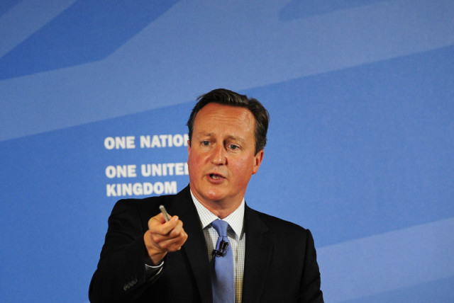  El primer ministro británico, David Cameron, gesticula mientras habla en Leeds, Gran Bretaña, el 11 de septiembre de 2015. Cameron dijo el viernes que estaba muy preocupado por la crisis política en Irlanda del Norte, donde el gobierno de poder compartido está al borde del colapso. (credit: REUTERS/John Giles/Pool)