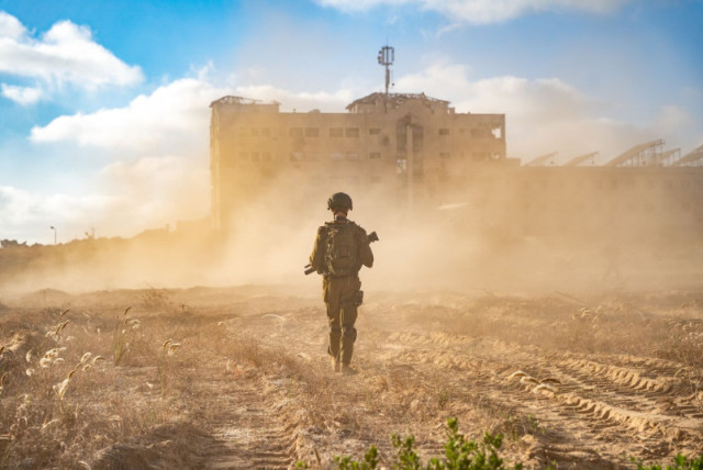  Un soldado de las FDI opera en la Franja de Gaza. 4 de mayo de 2024 (credit: IDF SPOKESPERSON UNIT)